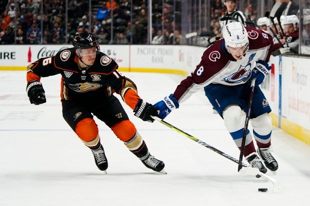 Leo Carlsson nepomůže týmu znovu porazit Colorado Avalanche